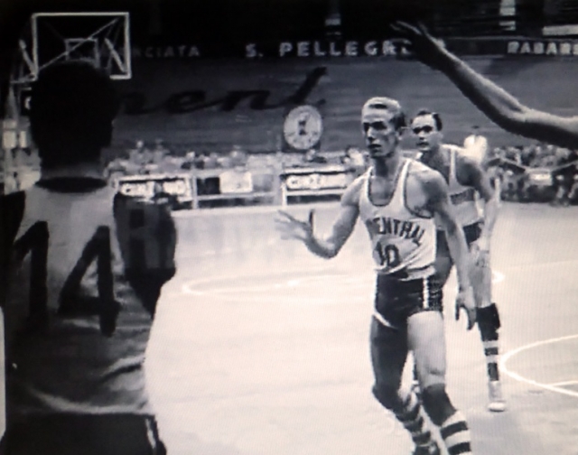 Sandro Riminucci in azione al PalaFiera in una partita del 1957